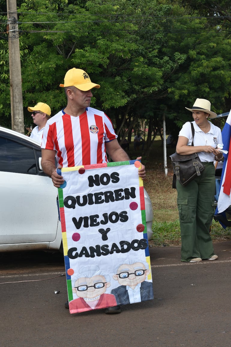 Docentes y oficiales en retiro cierran rutas en Itapúa