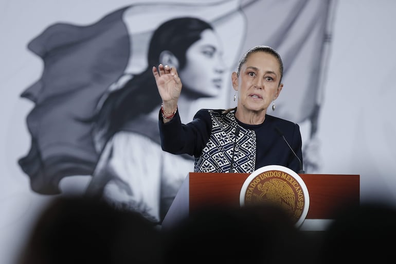 La presidenta de México, Claudia Sheinbaum, habla en una rueda de prensa enel Palacio Nacional de la Ciudad de México (México). Sheinbaum afirmó que corresponde exclusivamente a la Universidad Nacional Autónoma de México (UNAM) decidir si mantiene o anula el examen de ingreso a licenciatura realizado en línea, tras las denuncias de presuntas trampas mediante inteligencia artificial (IA), y sostuvo que el Gobierno federal solo brindará apoyo si la institución lo solicita. 