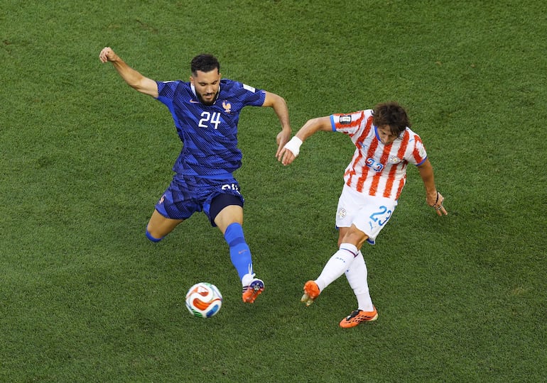 Matías Galarza de Paraguay pasa el balón ante Rayan Cherki de Francia durante el partido de los octavos de final del Mundial de la FIFA 2026 entre Paraguay y Francia en el Estadio de Filadelfia, en Filadelfia, Pensilvania.