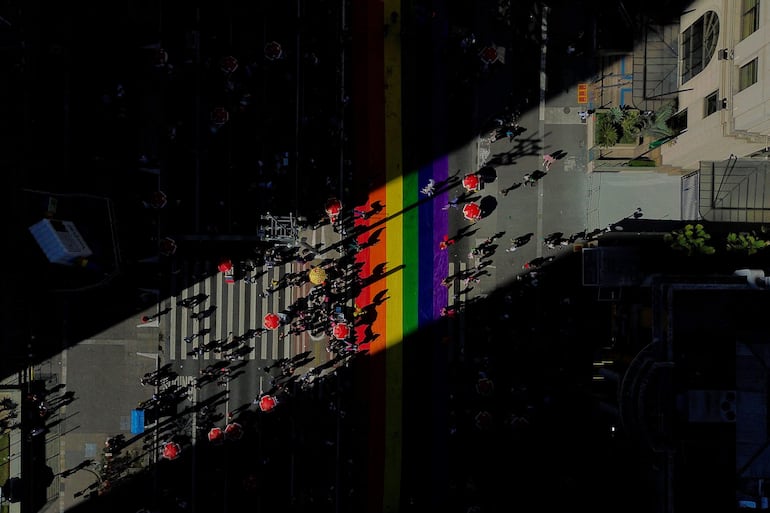 Vista aérea de una calle de San Pablo, Brasil, durante la marcha del orgullo.