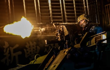 Un soldado taiwanés dispara una ametralladora montada sobre un vehículo blindado durante los ejercicios Han Kuang.