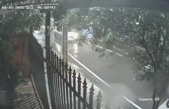 La imagen es una captura de pantalla en donde se puede observar como el hombre cae al pavimento luego de envestido por el auto.