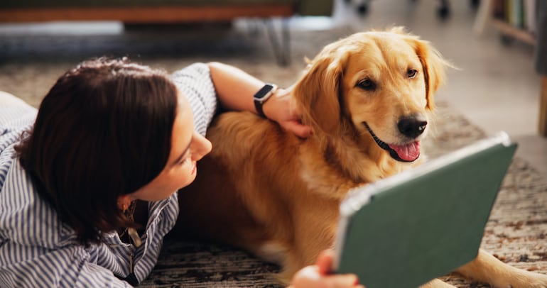 Un perro y su tutora.