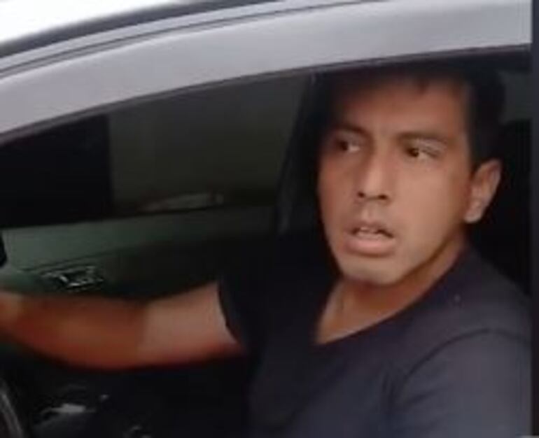 Casi tragedia por incidente vial: rocían gas pimienta a conductor de plataforma