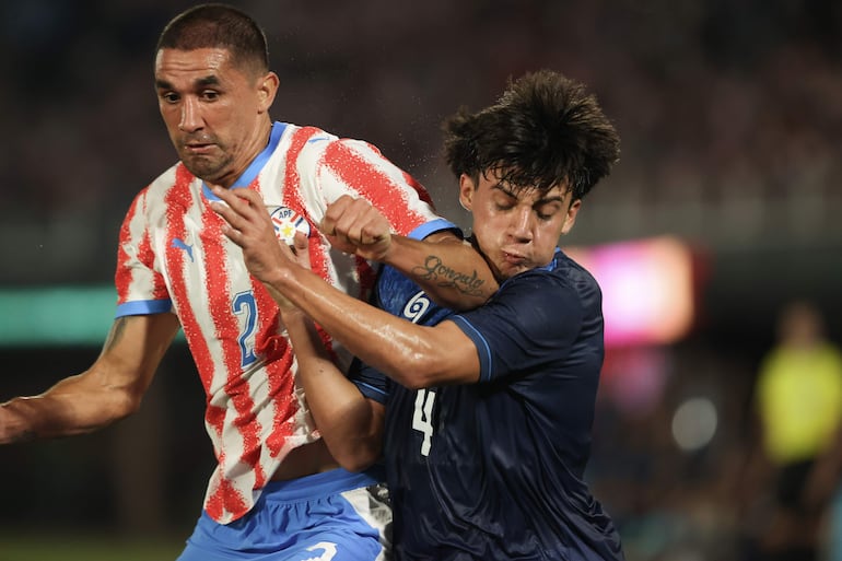 Gustavo Velázquez (i) de Paraguay disputa un balón con Efrain Mejía de Nicaragua este viernes, en un partido amistoso entre Paraguay y Nicaragua previo a la Copa Mundial de Fútbol 2026 en el estadio Defensores del Chaco .