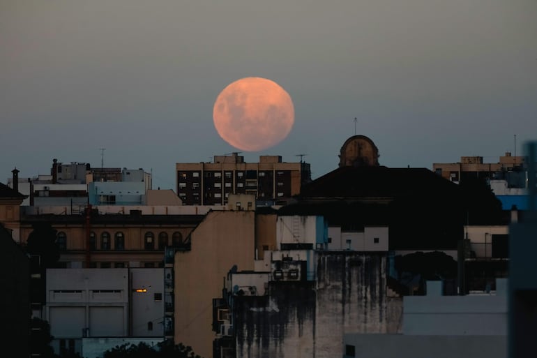 Fotografía que muestra la luna este lunes, en Buenos Aires (Argentina). 