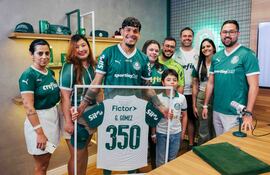 El capitán de la selección paraguaya y de Palmeiras, recibiendo una camiseta enmarcada por los 350 partidos alcanzados con el Verdão.