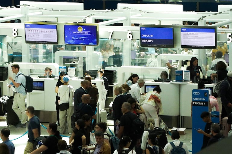 Italia continúa con los controles a viajeros procedentes de España cuando se cumple una semana desde que el Gobierno de Giorgia Melonia decretó la suspensión temporal del Acuerdo Schengen con el país ibérico por una supuesta cuestión de "seguridad nacional" ante la crisis migratoria de Ceuta. En el aeropuerto de Fiumicino (Roma), que recibe entre 55 y 60 vuelos diarios desde España en la temporada de verano, varios pasajeros de un vuelo de Iberia procedente de Madrid confirmaron a EFE que agentes de la policía solicitaron a los viajeros su documentación en el "finger" que conecta la nave con la terminal.