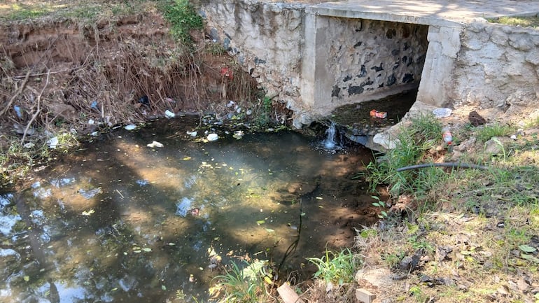 El agua del lugar antes era limpio y cristalino.