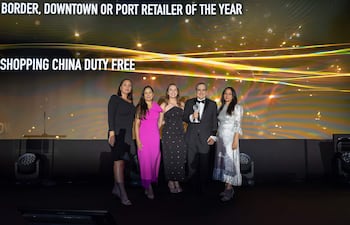Patricia Gayoso, Patricia Ramallo y Felipe Cogorno, junto a las presentadoras del premio Frontier Awards, en Cannes, Francia.