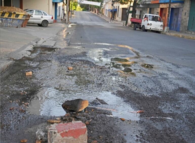 Caño roto de la Essap destruyó media calzada de Herrera casi Estados Unidos.