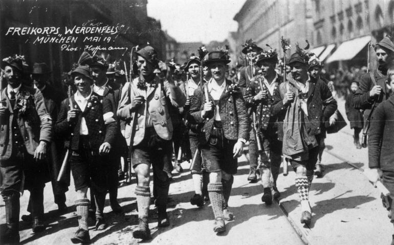Freikorps recorriendo las calles de Múnich, 1919.