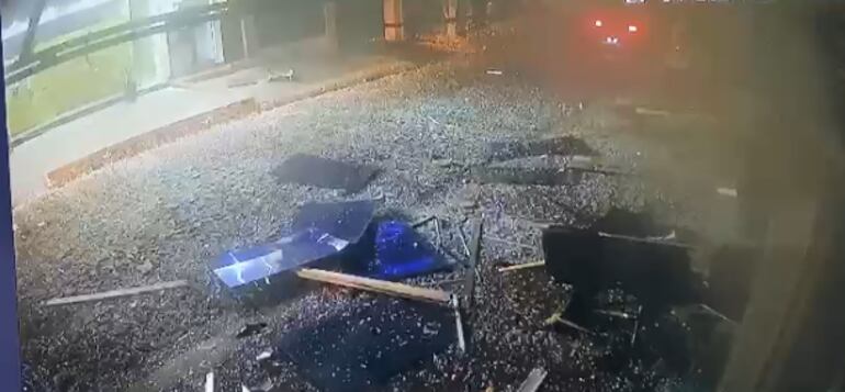 Así quedó la calle frente al local del BNF en Natalio, tras la explosión.