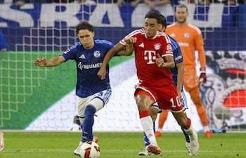 Soufiane El-Faouzi del Schalke (izq.) en acción contra Jamal Musiala del Múnich (der.) durante el partido de fútbol de la Bundesliga alemana entre el FC Schalke 04 y el Bayern Múnich en Gelsenkirchen, Alemania.