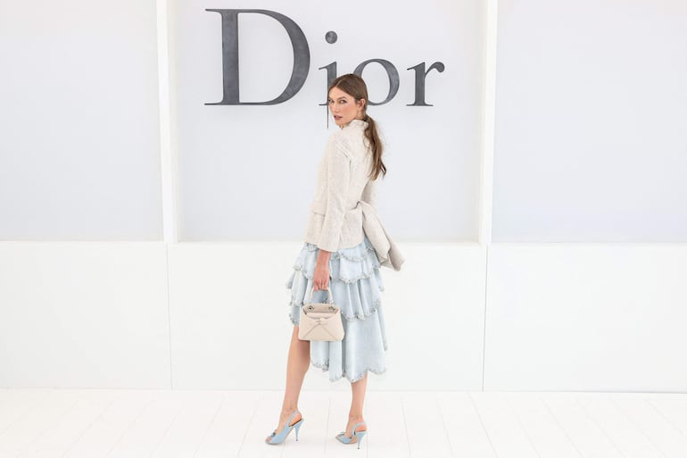 La modelo Karlie Kloss posando a su arribo al encuentro con la moda de Christian Dior en París. (Xavier GALIANA / AFP)