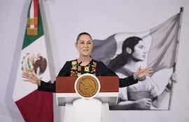 La presidenta de México, Claudia Sheinbaum, habla durante una rueda de prensa este viernes, en el Palacio Nacional de Ciudad de México (México).