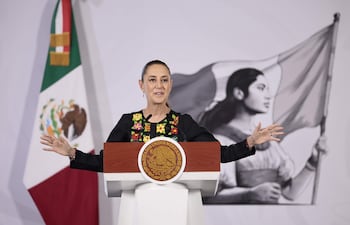 La presidenta de México, Claudia Sheinbaum, habla durante una rueda de prensa este viernes, en el Palacio Nacional de Ciudad de México (México).