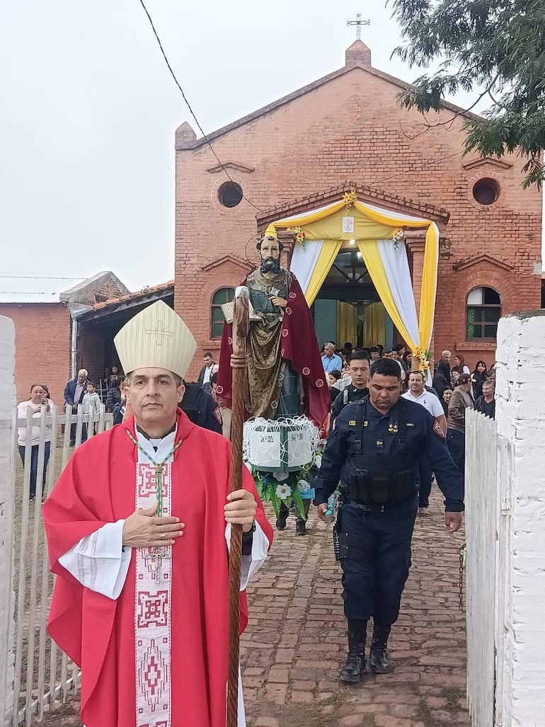 Monseñor Gabriel Escobar, encabeza la proseciòn
