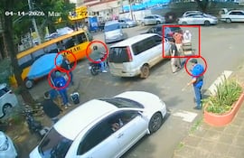 Los que robaron los celulares (en círculo) y los denunciantes del robo (en recuadro), ayer en Ciudad del Este.