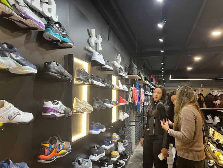 La inauguración contó con una importante concurrencia de público, y los asistentes aprovecharon las promociones ofrecidas por Comfort Sport.