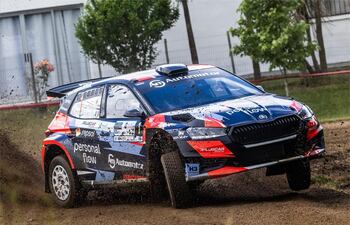 Espectacular derrape del Škoda Fabia RS Rally2 de Fau Zaldívar, durante el shakedown.