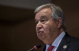 Kampala (Uganda), 21/01/2024.- United Nations Secretary General Antonio Guterres speaks to the media after his address at the opening of the Third South Summit for the Group of 77 (G-77) and China in Kampala, Uganda, 21 January 2024. Uganda is hosting the Third South Summit for the Group of 77 (G-77) and China on 21 and 22 January 2024 with aim to boost cooperation among its 134 member states in investment, sustainable development, climate change and poverty eradication. EFE/EPA/DANIEL IRUNGU