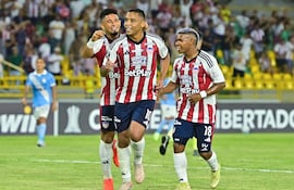 El delantero de Junior, Luis Muriel, celebra tras anotar su segundo gol durante el partido de fútbol de la fase de grupos de la Copa Libertadores entre el Junior de Colombia y el Sporting Cristal de Perú, en el estadio Olímpico Jaime Morón León en Cartagena.