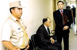 El expolicía Eusebio Torres Romero (sentado) aguarda su audiencia en el Poder Judicial. Fue condenado a 30 años de prisión (foto de archivo).