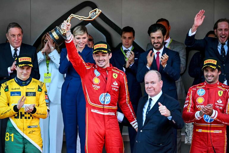 El Príncipe Alberto II celebra junto a Charles Leclerc el triunfo del piloto local en el Gran Premio de Mónaco.