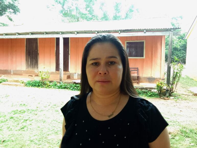 Profesora Aquilina Larrea directora de la escuela básica Nº 6193 San Isidro, de la Calle 4.000 Bertoni