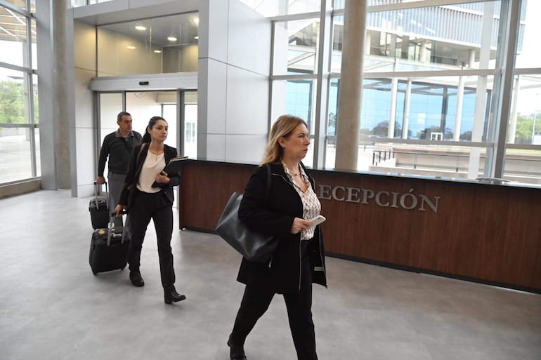 La fiscala Teresa Sosa, su asistente Gabriela Sosa y el perito informático del Ministerio Público, Sergio Salinas ingresan a la Torre 1 del MEC, en los edificios del Gobierno del Puerto.