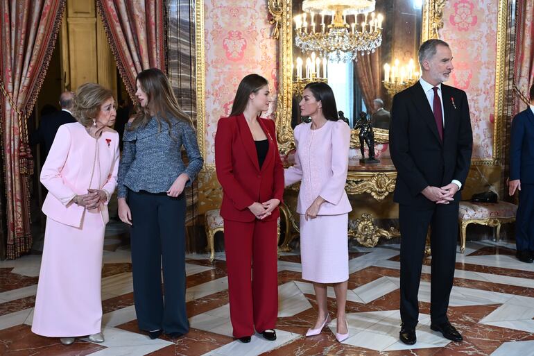 La reina Sofía conversando con su nieta, la infanta Sofía, tras recibir de manos del rey Felipe VI el Toisón de Oro. (EFE/ Fernando Villar)
