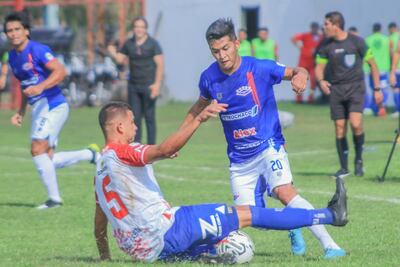 El zaguero central, Fernando Arce aborta el avance del entreno del "Inde", Giovanni Bordón. (Foto: APF)