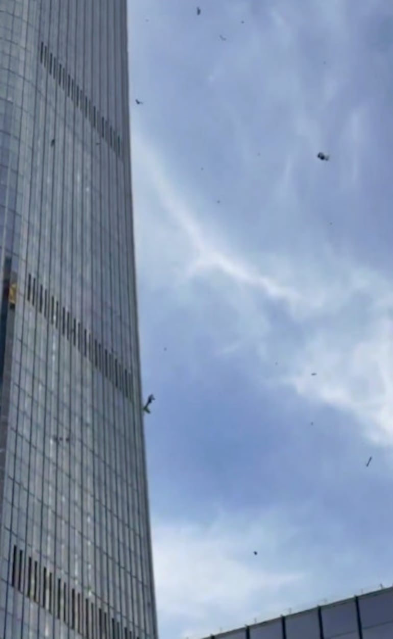 Se estrella una avioneta contra el edificio más alto de Pekín - Mundo