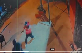 Genaro Miranda Mora puñal en mano encara a Dionicio Andrés Vázquez Brítez, quien finalmente termina muerto a causa de las heridas que sufrió,