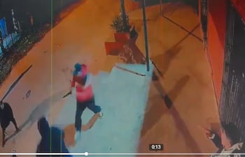 Genaro Miranda Mora puñal en mano encara a Dionicio Andrés Vázquez Brítez, quien finalmente termina muerto a causa de las heridas que sufrió,