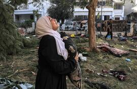 El Comité Internacional de la Cruz Roja (CICR) señaló hoy que ha preparado un convoy con 60 toneladas de ayuda humanitaria para la franja palestina de Gaza, así como personal médico, y sigue a la espera de que se abran corredores humanitarios con el fin de atender a la población civil.