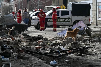 Bomberos revisan los daños tras una explosión en un cuartel del ejército, en Viacha, Bolivia. Al menos tres personas murieron y 81 resultaron heridas en una potente explosión en una instalación militar que almacenaba material pirotécnico