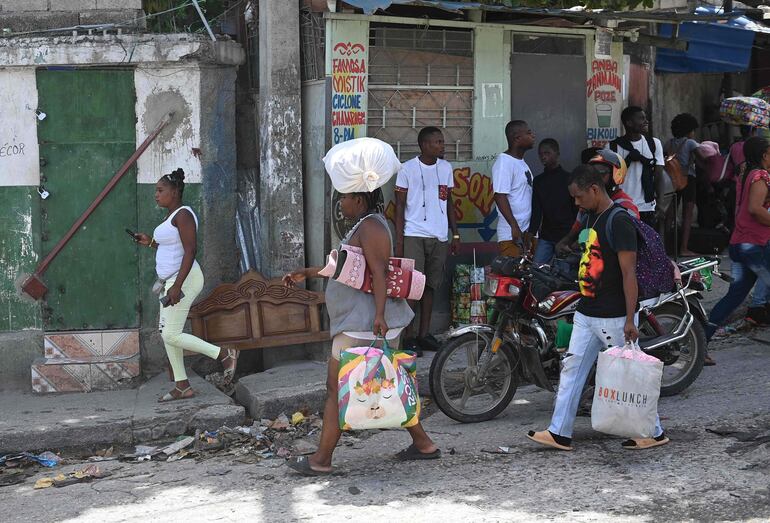 Residentes evacuan la comuna de Carrefour Feuilles en Port-au-Prince, Haití, el 15 de agosto de 2023, mientras la violencia de pandillas continúa plagando la capital haitiana.