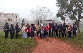 Padres y alumnos se movilizan en San Pedro de Ycuamandyyú para exigir rubro docente