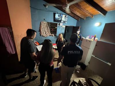 Momento en el que la agente fiscal y los investigadores ingresan a la vivienda donde estaba la joven que era explotada sexualmente. 