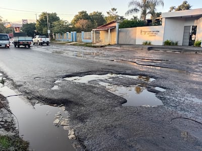 Lamentable imagen del estado de la avenida Brítez Borges, inundada con baches y agua servida.