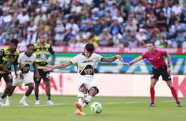 Robert Osmar Morales de Pumas cobra un penal este sábado, en un partido de la Liga MX entre Pachuca y Pumas en el estadio Hidalgo, en Pachuca (México). EFE/David Martinez Pelcastre