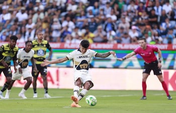 Robert Osmar Morales de Pumas cobra un penal este sábado, en un partido de la Liga MX entre Pachuca y Pumas en el estadio Hidalgo, en Pachuca (México). EFE/David Martinez Pelcastre