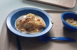 El "puré caldo" servido en un colegio público de Asunción, acompañado de una ensalada de frutas que tenía solo manzanas, según denuncias.