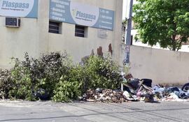 Calle Azara, uno de los principales accesos al microcentro y uno de los preferidos para los motocarros para arrojar desperdicios.