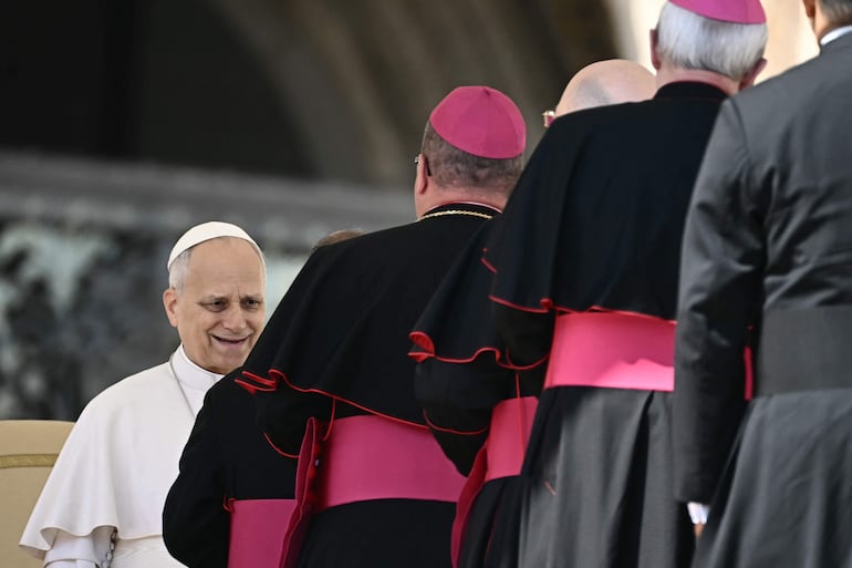 Papa León XIV saluda a los obispos, en Roma. 