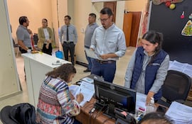 Con papel en mano, el director de Migraciones, Jorge Kronawetter, en la nueva oficina de la institución en el centro de Asunción.