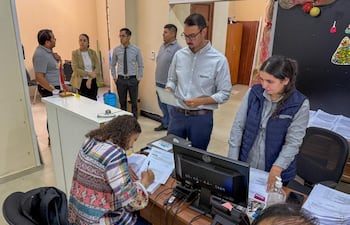 Con papel en mano, el director de Migraciones, Jorge Kronawetter, en la nueva oficina de la institución en el centro de Asunción.