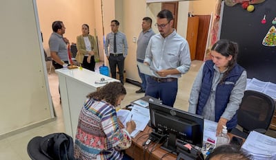 Con papel en mano, el director de Migraciones, Jorge Kronawetter, en la nueva oficina de la institución en el centro de Asunción.